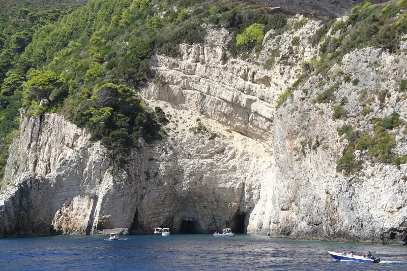 Σκάφη έξω από τα βραχώδη σπήλαια της Ζακύνθου